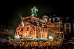 Heidelberg Weihnachtsmarkt am Abend mit großem Fass